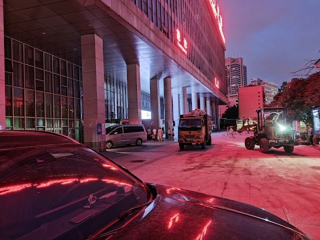 门诊大楼正门外，即便是晚上，也有不少人在门口因为各种事情而停留